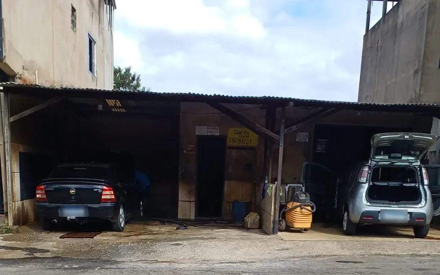 Fachada do Lava Jato Beira Rio no bairro Mangueiras, em Coronel Fabriciano, com dois carros nos boxes de lavagem