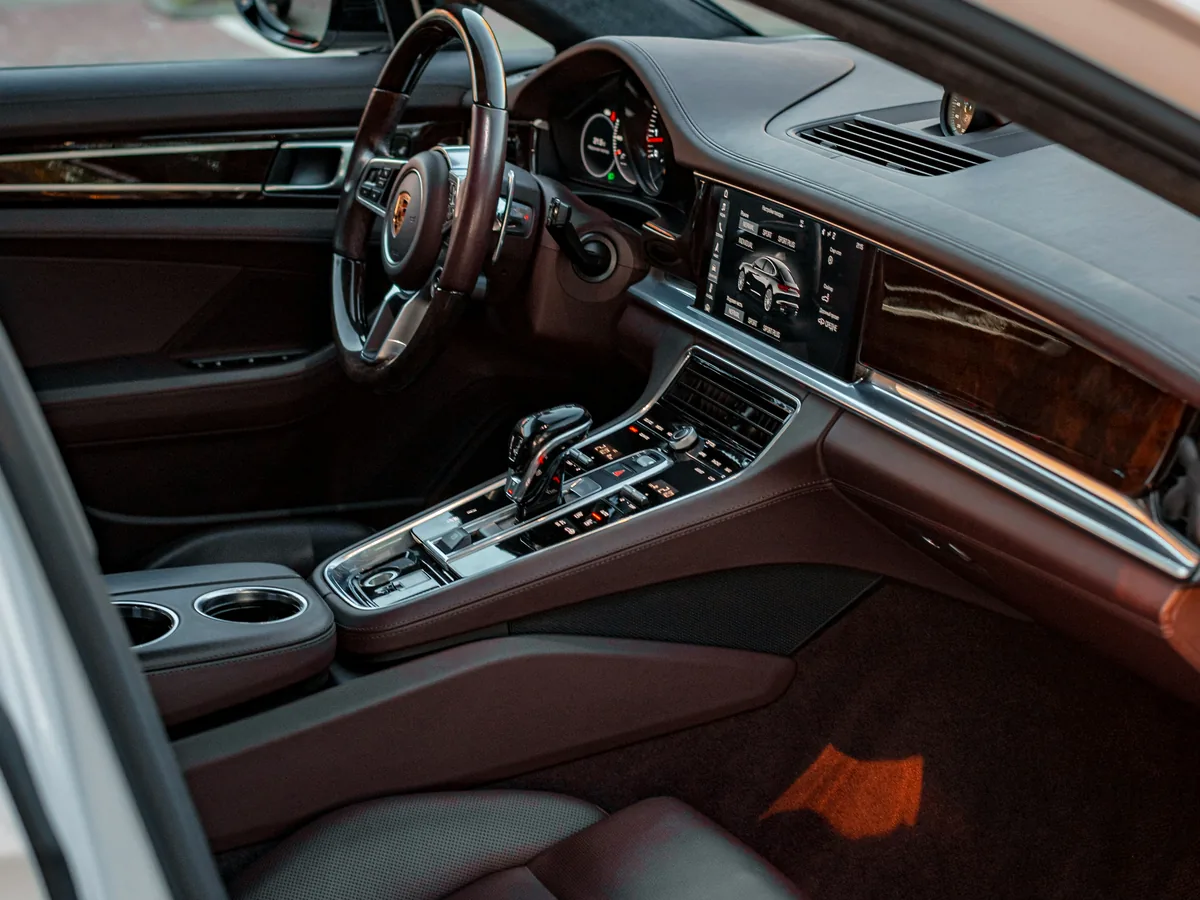 Interior de carro limpo e finalizado, com painel, console e bancos sem sujeira